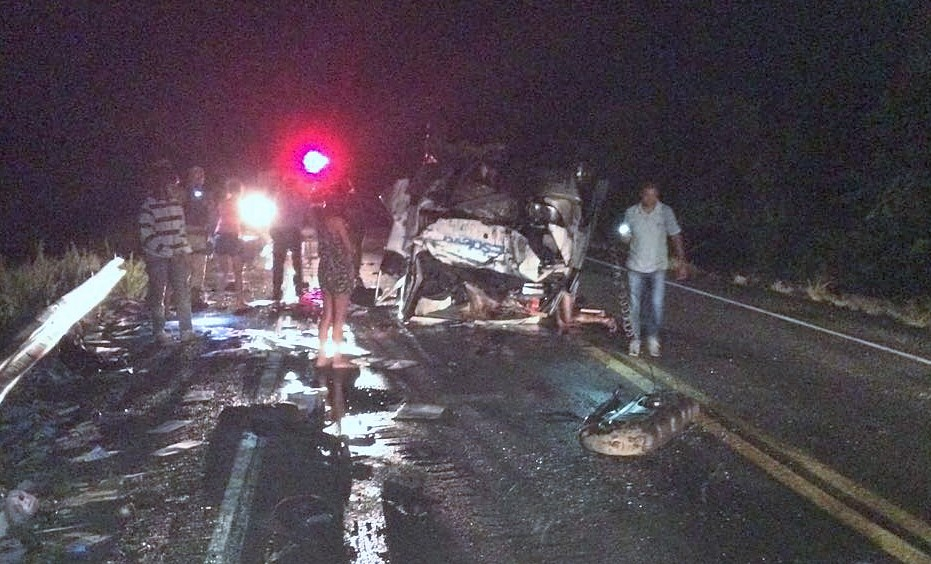 Colisão entre van e pick-up deixa cinco mortos próximo a Nova Fátima; três são irmãos