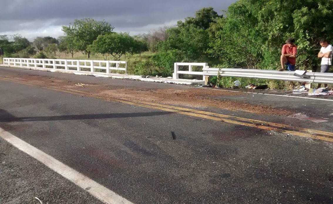 Colisão entre van e pick-up deixa cinco mortos próximo a Nova Fátima; três são irmãos