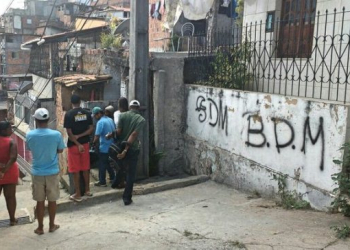 Baleado, homem foge de ataque e morre após ver corpo da mãe dentro de casa