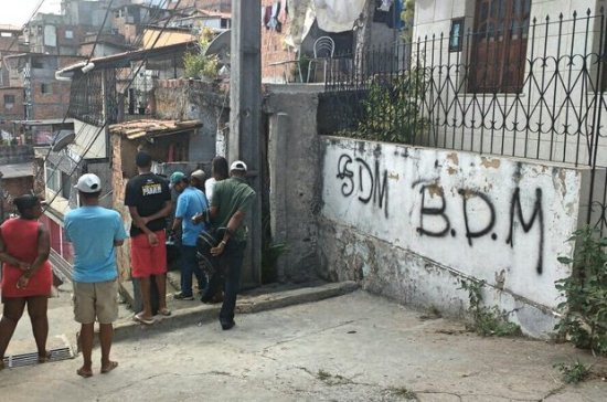 Baleado, homem foge de ataque e morre após ver corpo da mãe dentro de casa