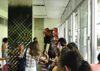 Alunos da Ufba impedem professor acusado de machismo e homofobia de dar aula