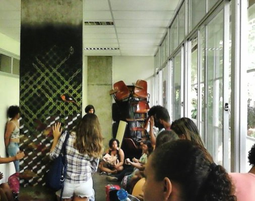 Alunos da Ufba impedem professor acusado de machismo e homofobia de dar aula