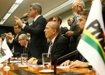 Aos gritos de ‘Temer presidente’, PMDB oficializa saída do governo