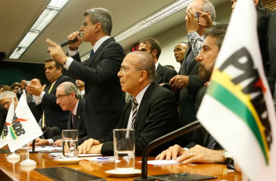 Aos gritos de ‘Temer presidente’, PMDB oficializa saída do governo