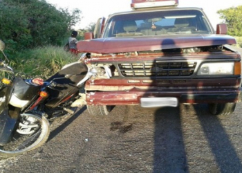 Motociclista morre depois de ser atropelado e arrastado por 20 metros