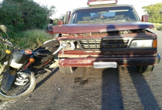 Motociclista morre depois de ser atropelado e arrastado por 20 metros