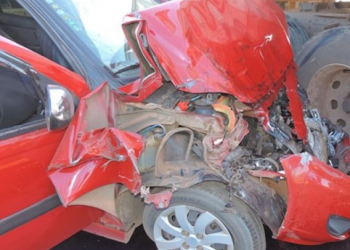 Batida entre carro e carreta fere cinco e destrói frente de veículo