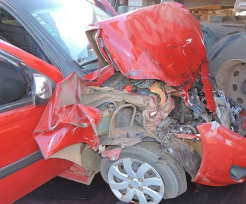 Batida entre carro e carreta fere cinco e destrói frente de veículo