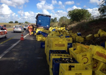 Caminhão tomba na BR-324 e carga de cerveja é saqueada