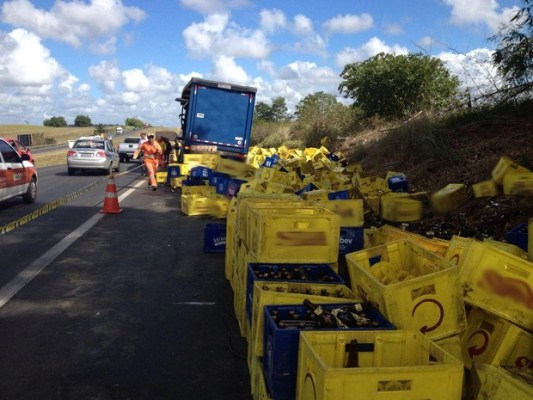 Caminhão tomba na BR-324 e carga de cerveja é saqueada