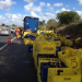 Caminhão tomba na BR-324 e carga de cerveja é saqueada