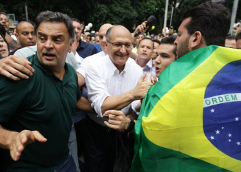 Alckmin e Aécio são hostilizados na chegada à manifestação na Paulista