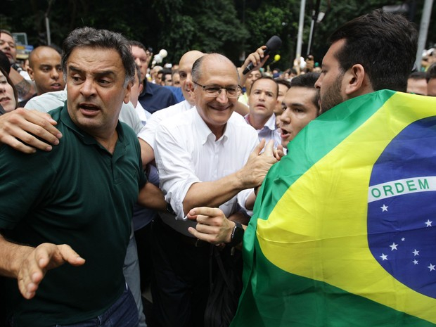 Alckmin e Aécio são hostilizados na chegada à manifestação na Paulista