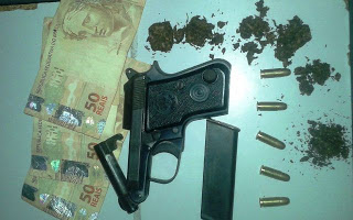 Homem é flagrado com arma, munições e droga  na Avenida Luiz Eduardo