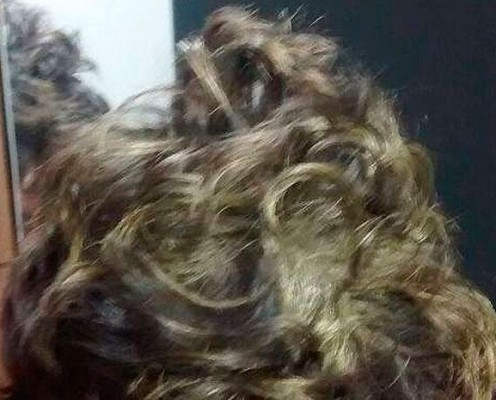 Grupo invade loja, faz 6 reféns e pinta cabelo de vítima em assalto