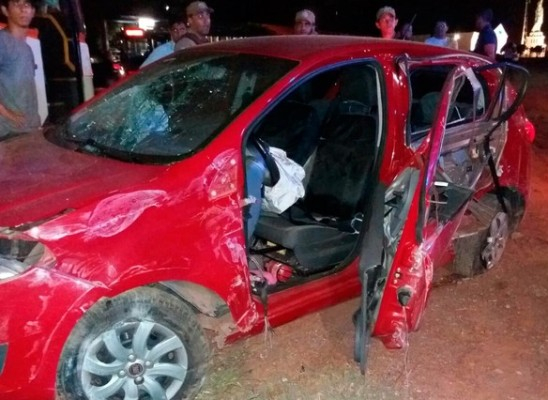 Vítima salta de carro para escapar de sequestro e bandidos batem veículo