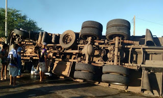 Caminhão carregado de manga tomba em Capim Grosso