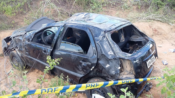 Mulher morre e outras duas ficam feridas em capotamento próximo a Tucano