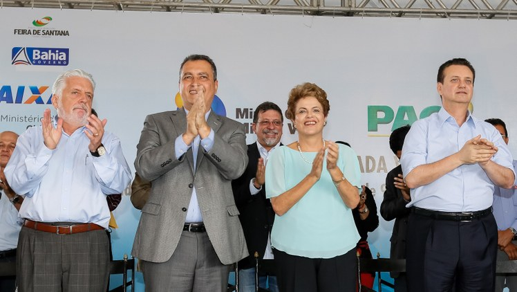 Em meio a turbulência, Dilma visita Feira de Santana para entregar conjuntos habitacionais