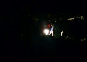 Com cemitério às escuras, foi preciso ligar o farol de uma moto, para sepultar corpo de homem assassinado pela cunhada