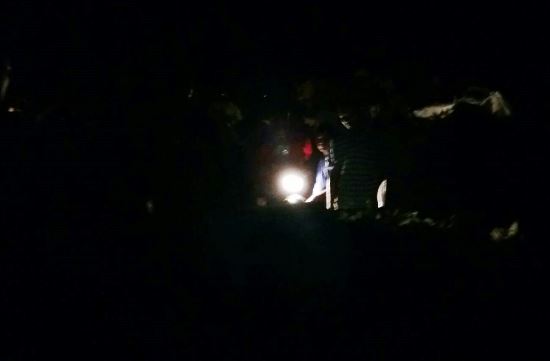 Com cemitério às escuras, foi preciso ligar o farol de uma moto, para sepultar corpo de homem assassinado pela cunhada