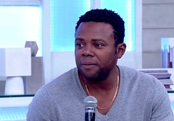 Ator é retirado pela PF de avião após confusão e fala em ‘racismo’