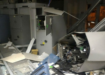 Grupo explode caixas eletrônicos e agência fica parcialmente destruída