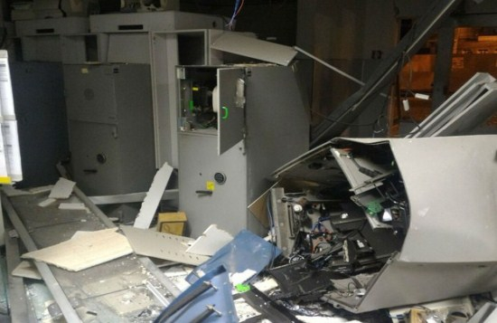 Grupo explode caixas eletrônicos e agência fica parcialmente destruída