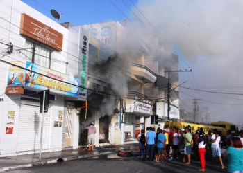 Loja de móveis está sendo consumida pelo fogo no centro de Coité