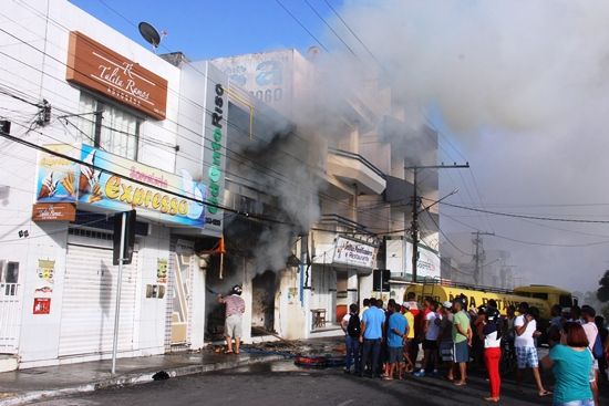 Loja de móveis está sendo consumida pelo fogo no centro de Coité