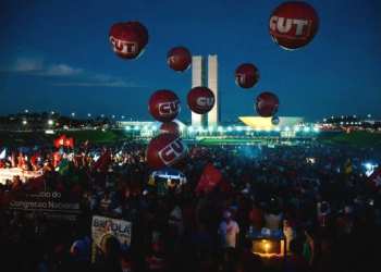 Milhares de manifestantes saem às ruas contra o impeachment