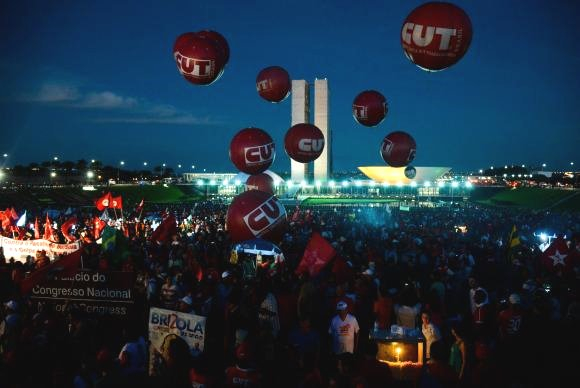 Milhares de manifestantes saem às ruas contra o impeachment