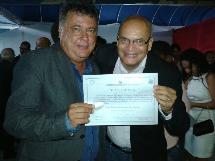 Ex – docente do Campus XIV da UNEB recebe título de Docência por Excelência no Ensino Superior