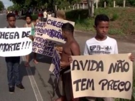 Protesto de moradores após morte de criança atropelada na BR-415 