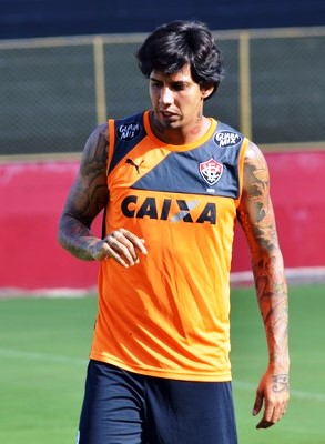 No Brasil o zagueiro teve passagem pelo Vasco e Palmeiras.