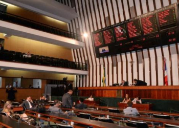 Bancadas da oposição e governo aprovam dois projetos por acordo na Alba