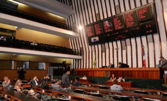 Bancadas da oposição e governo aprovam dois projetos por acordo na Alba