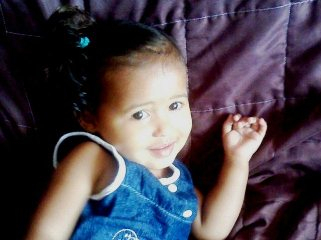 Criança morre após ser atingida por portão; polícia interrompe velório para investigação