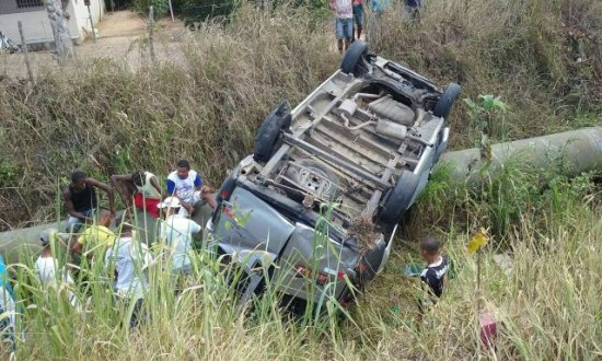 Van cai em ribanceira e deixa 11 pessoas feridas na BA-502