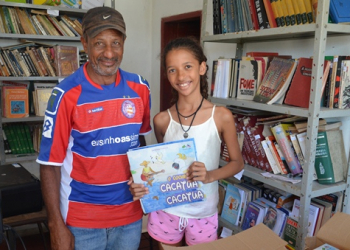 Coité: em tempo de redes sociais, adolescente abre biblioteca em povoado