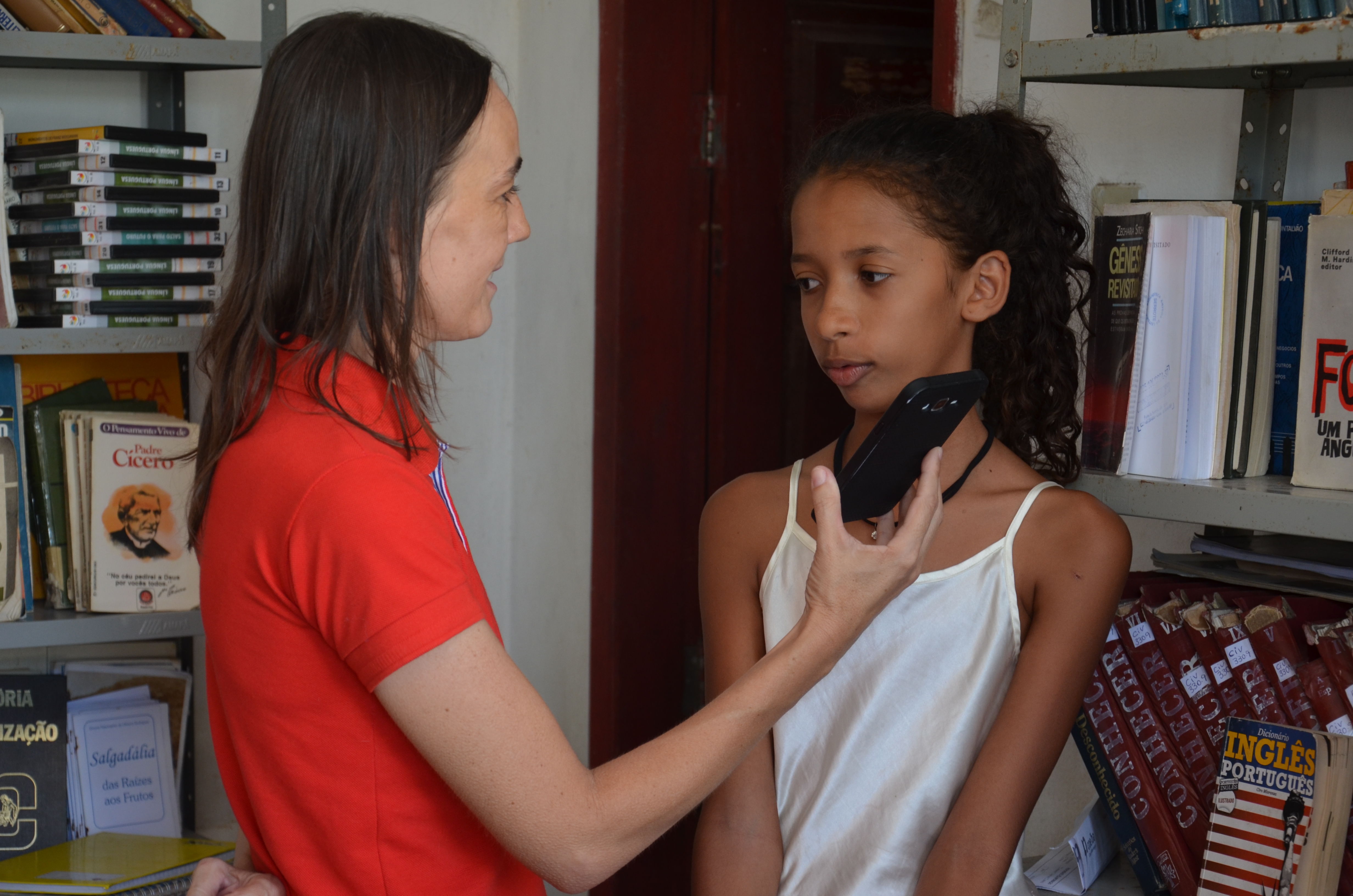 A radialista Vilmara de Assis, entrevista Maria Clara.