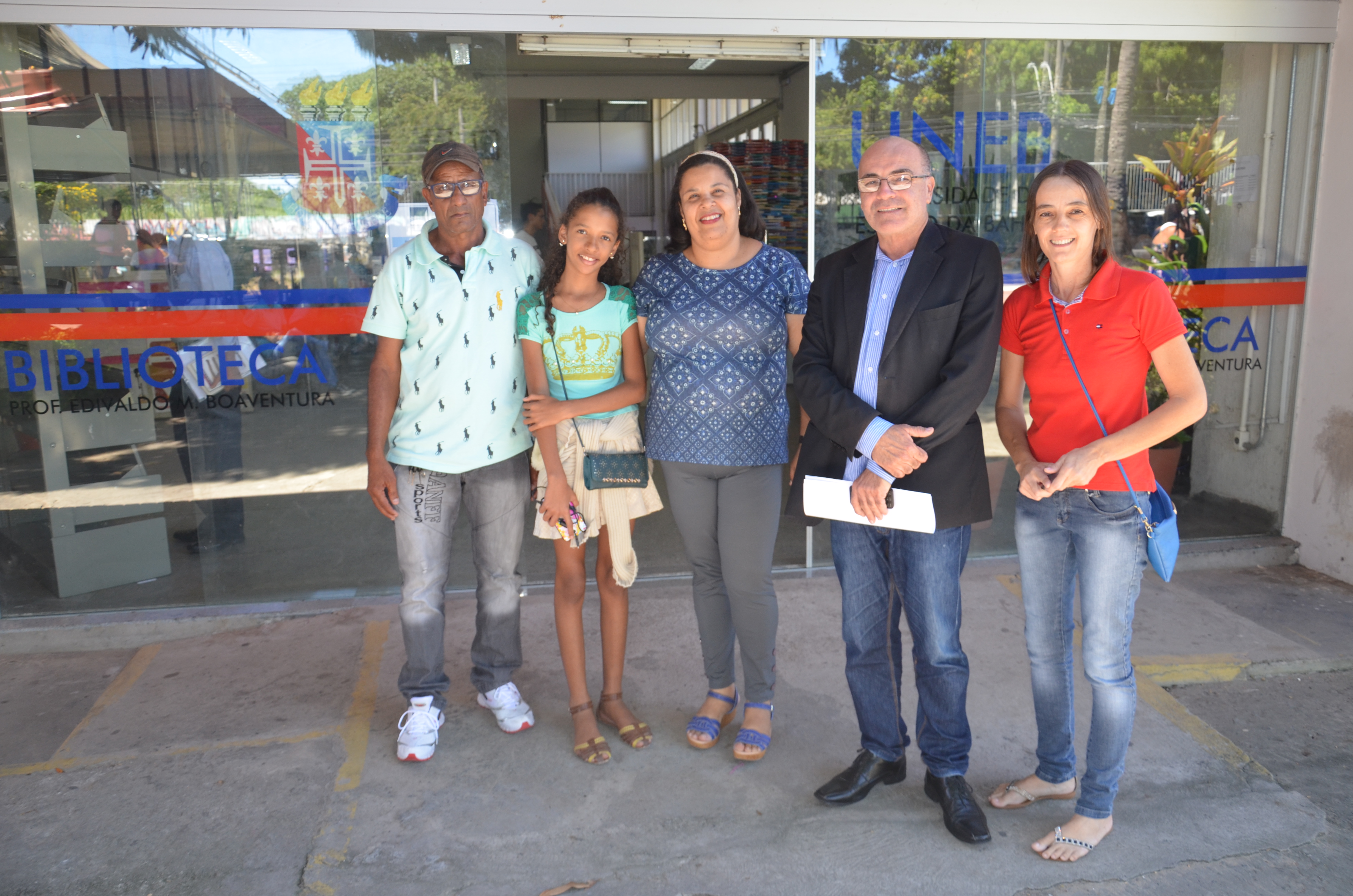 Guiofredo, Maria Clara, Luciana Menezes, Valdemi de Assis e Vilmara de Assis, em frente a biblioteca da UNEB.