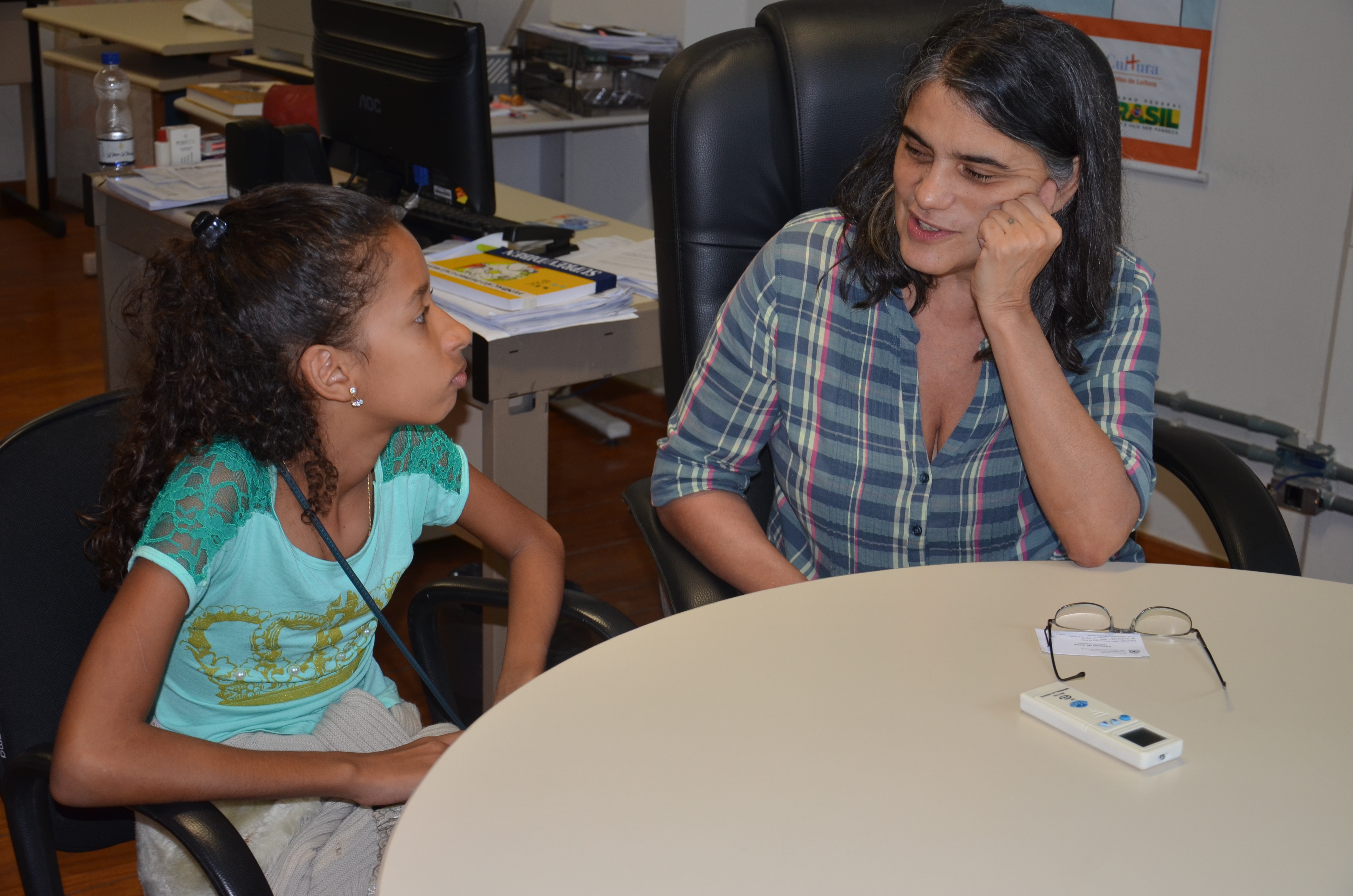 Mariangela, da Fundação Pedro Calmon, se impressiona com a garota Clarinha.