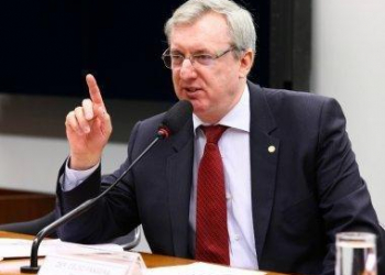 Ministros do PMDB reassumirão mandatos para votar contra impeachment