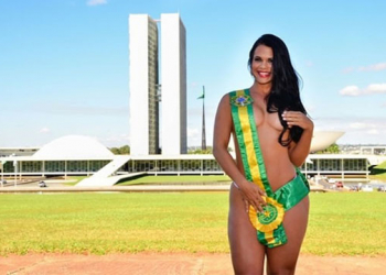 Mulher de novo ministro do Turismo tira a roupa em protesto
