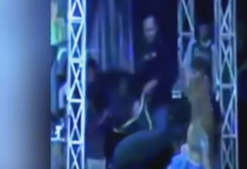 Cantora é picada por cobra, continua show e morre no palco; veja