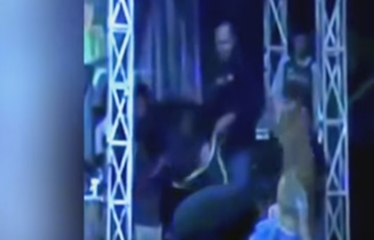 Cantora é picada por cobra, continua show e morre no palco; veja