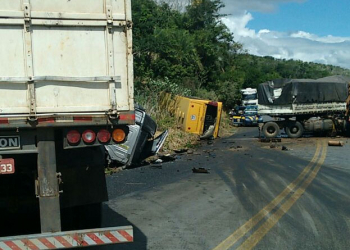 Acidente envolvendo duas carretas e um ônibus escolar deixa dois mortos na BR 242