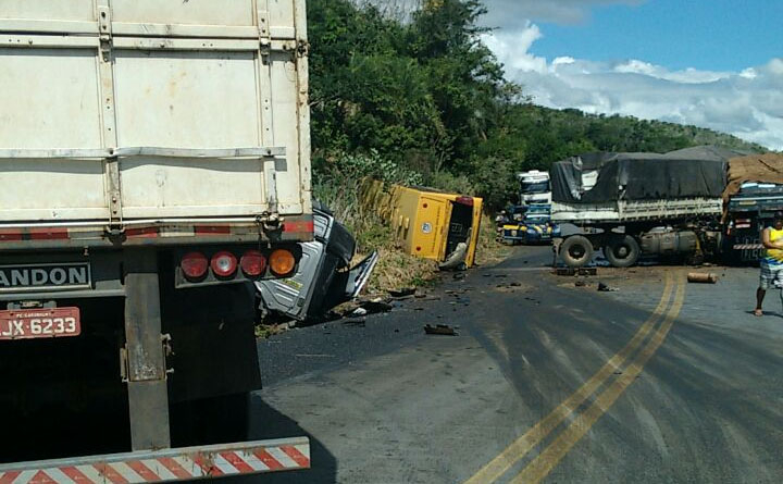 Acidente envolvendo duas carretas e um ônibus escolar deixa dois mortos na BR 242
