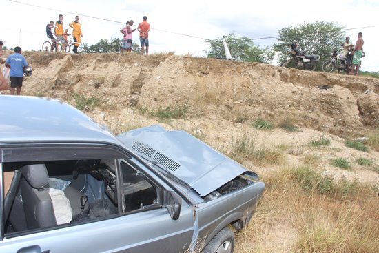 Motorista fica ferido depois de bater em poste e descer ribanceira